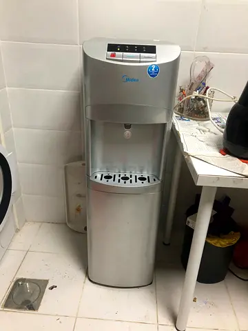 Bottom load water dispenser
