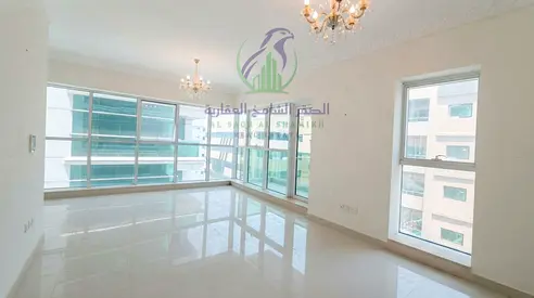 شقة غرفتين وصالة للإيجار في المجاز 1 على شارع الملك فيصل، مساحات واسعة، بلكونتان، غرفة خادمة، جيم ومسبح، باركينغ مجاني وشهر مجاني.