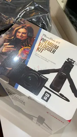 Canon PowerShot V1 Premium Vlogger Kit – Brand New