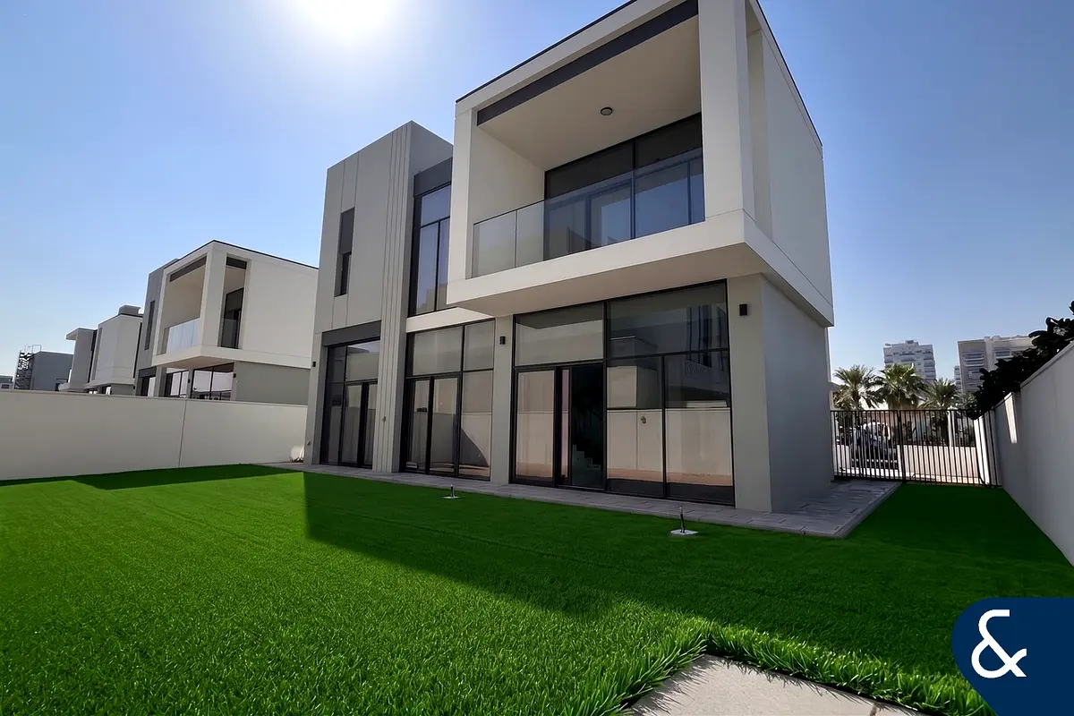 Landscaped | Modern Design | Large Plot