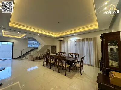 فيلا على شارع رئيسي جاهزة للسكن موصل بها الكهرباء والماء والمكيفات