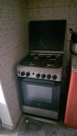 Gas cooker with 4 burner and an integrated oven