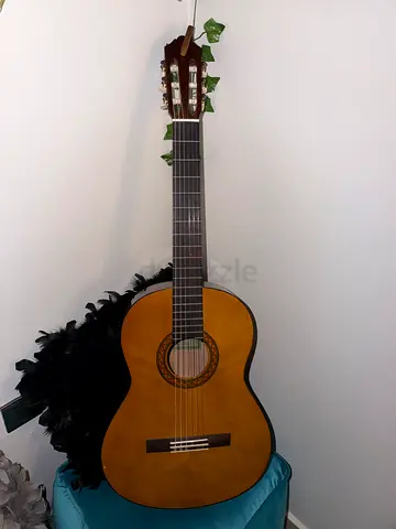 Yamaha brand!! Barely used classical acoustic guitar in excellent condition