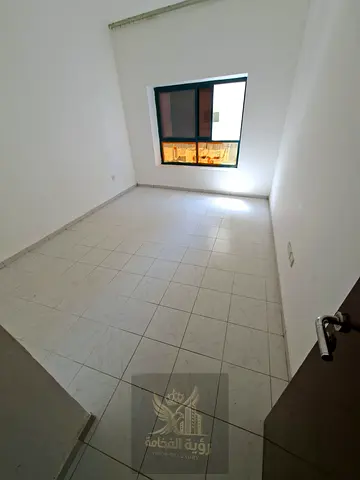تكييف مركزي وبلكونة وحمام بمساحة مريحة