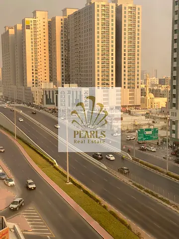 شقة غرفة وصالة للإيجار في الراشدية 3 عجمان - بجوار جراند مول وتكييف وشهر مجاني وخزائن حائط بـ 38K (4-6 دفعات)