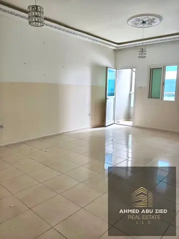 أرقى وأجمل غرفتين وصالة في أبراج الأورينت، بموقع مميز وإطلالة بحرية رائعة من الأدوار العليا.  غرفتين نوم، واحدة ماستر 2 حمام صالة واسعة بلكونة بإطلالة