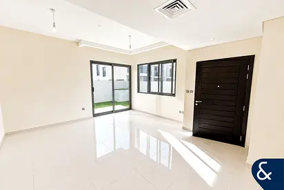 Corner | R2EM | 3BR + Maids | Closed Kitchen