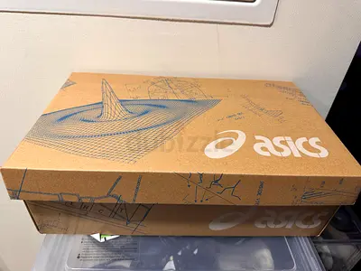 ASICS running shoes box (with shoes) - good condition