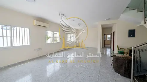 فيلا 4 غرف نوم للإيجار في الرفاعة الشارقة من طابقين مع مجلس وصالون ومواقف سيارات