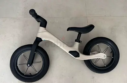 Kids balance bike (no pedals) - lightweight, perfect condition