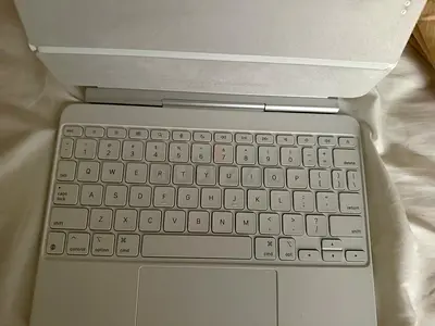 Apple Magic keyboard iPad Air 11 M4 white. English excellent new condition 650 Dhs.