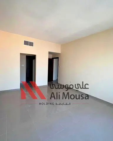 شقة فاخرة وواسعة للإيجار - غرفتين وصالة + غرفة خادمة | موقع مميز في قلب الشارقة