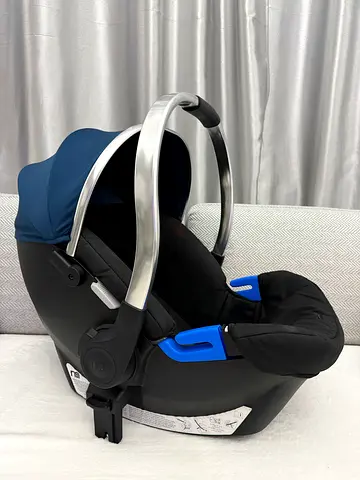 Baby infant car seat / carrier - rear-facing (good used condition)