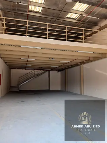 مستودع تجاري للإيجار السنوي | مساحة أرضية 1,760 قدم² | ميزانين 1,225 قدم² | 4 دفعات
