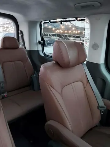 2025 Hyundai STARIA photo 11