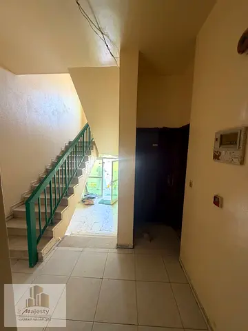 🔥 للبيع مستعجل | لقطة استثمارية في قلب المصلى – الشارقة 🔥 🏢 بناية زاوية بموقع استثنائي مقابل بلدية المصلى مباشرة وعلى شارع رئيسي، وموقع حيوي جداً.