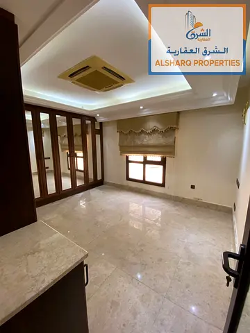 الجزات | فيلا واسعة جدًا على شارع رئيسي | أرض 8,000 قدم فيلا مميزة بمساحات واسعة