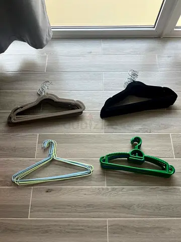 Set of 10 assorted clothes hangers (velvet, plastic, metal)