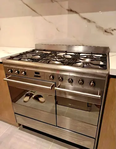 Smeg 90 cm dual oven top gass oven electric cooker new model slightly used