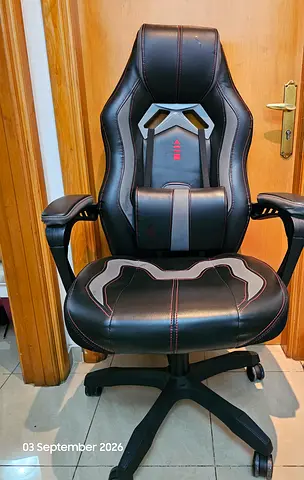 Black ergonomic gaming/office chair with armrests - good condition