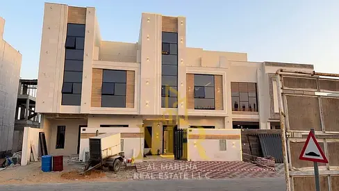 Own your dream villa! Modern design with a rooftop terrace, registration and ownership fees included. Close to the mosque, at a negotiable price. Fair