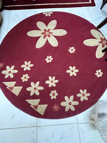 Round maroon floral rug - good condition