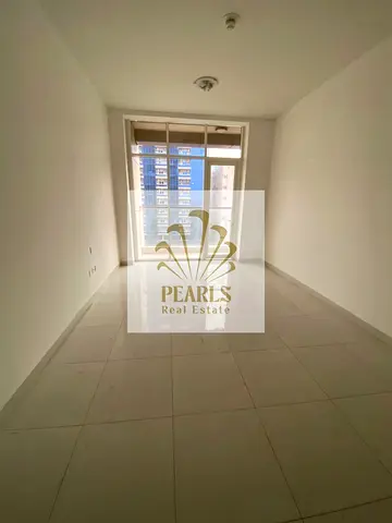 شقة غرفتين وصالة للإيجار السنوي في عجمان الراشدية 3 إطلالة على شارع الشيخ خليفة تكييف مجاني باركينج شهر مجاناً غرفة ماستر بلكونة 57000 درهم 4 أو 6 دفع