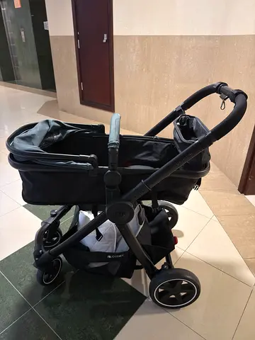 Lightweight pram stroller, making it in incline and bassinet mode - good condition