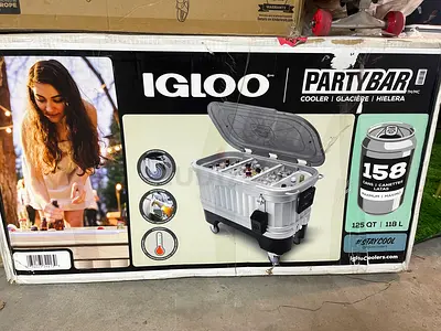 IGLOO PARTY BAR cooler 118 L