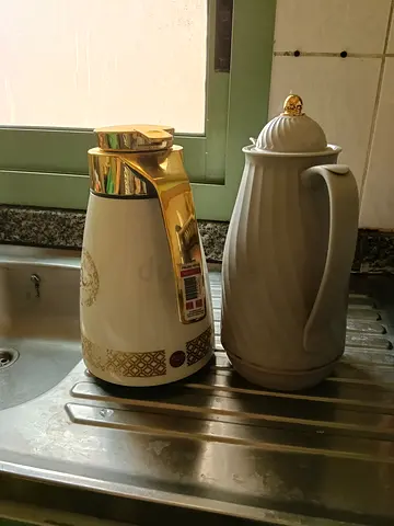 Pair of insulated vacuum flasks / thermos jugs - good condition
