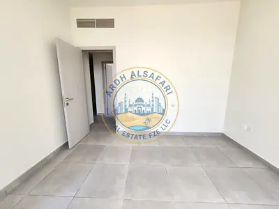 شقة جديدة كلياً مكونة من غرفة نوم واحدة وصالة مع موقف سيارات، .