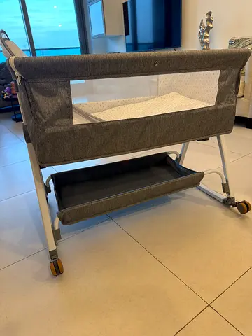 Portable bedside bassinet / crib with storage, 3 months used