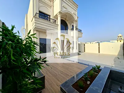 للبيع فيلا كلاسيك مميزة في موقع حيوي على شارعين وسكة، بجوار منطقة خدمات ومسجد مباشرة، واجهتان حجر ظهر وبطن، أرض 4300 قدم، بناء 4200 قدم، السعر 2,700,0