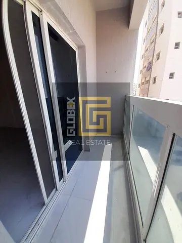 شقة غرفة وصالة واسعة مع بلكونة وحمامين للإيجار السنوي في الجرف 3 بالقرب من جميع المخارج والطرق الرئيسية