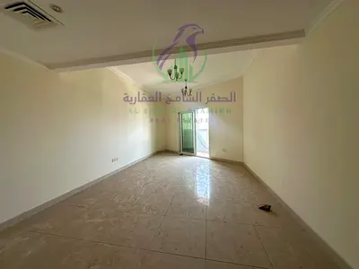 شقة ثلاث غرف وصالة للإيجار بمساحات واسعة مع غرفة ماستر وخادمة وبلكونة و3 حمامات وباركن مجاني