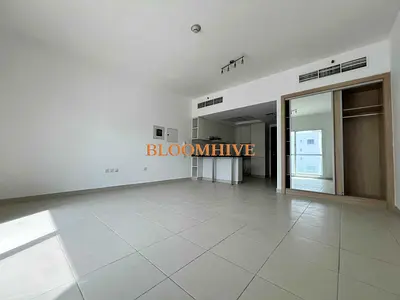 12 Cheques: Chiller Free Studio with Kitchen Appliances Pool view