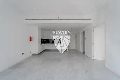 Bright Canal View | Modern Unit | Iconic Building