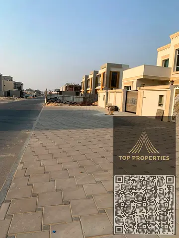 رصة استثمار أو سكن للبيع فيلا   مناسبة للعائلات أو للاستثمار بعائد ممتاز ✨ تفاصيل الفيلا: 🔹 3 غرف نوم ماستر مع الخزانات (راحة