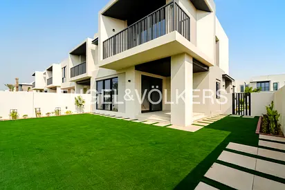 Corner Unit | Single Row | Landscaped