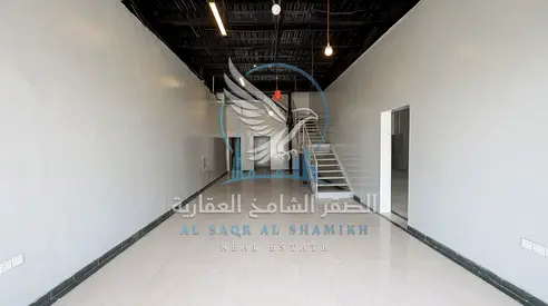 محل تجاري للإيجار على شارع رئيسي بمساحة 5000 قدم مربع مع ميزانين و4 مكاتب