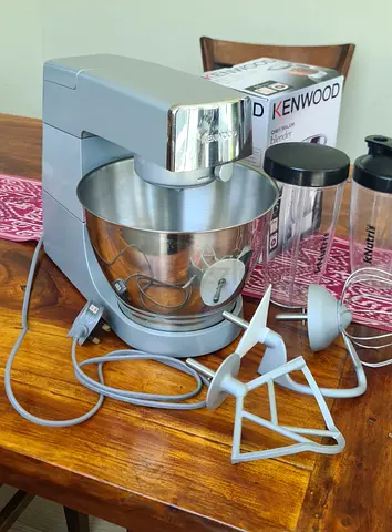 Kenwood Chef Classic Stand Mixer – Full Set