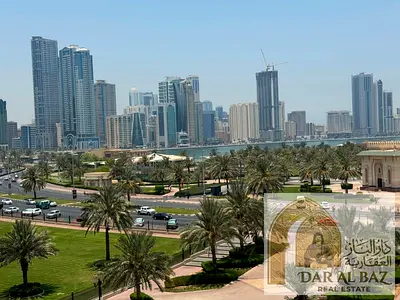 شقة غرفتين وصالة للإيجار السنوي في المجاز 2 – الشارقة | مساحة واسعة | بلكونة بإطلالة بحرية | خزائن حائط | 3 حمامات