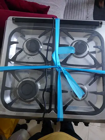 4-burner Gas Stove with Built-in Oven - Excellent Working Condition