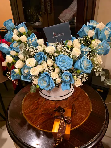 Real Fresh Blue and White Rose Floral Arrangement in Round Hat Box