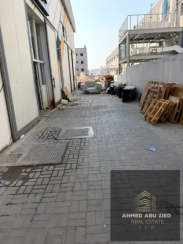 مستودع للإيجار السنوي في أم القيوين بمساحة 2300 قدم مربع وكهرباء 25 كيلوواط، مناسب للأنشطة التجارية والصناعية وسهل الوصول