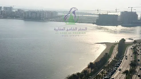 شقة غرفتين وصالة للإيجار على كورنيش الخان | جميع الغرف ماستر | غرفة خادمة وغرفة غسيل | جيم ومسبح وباركينغ | 58,000 درهم