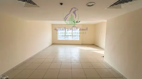 شقة غرفتين وصالة للإيجار على كورنيش الخان | جميع الغرف ماستر | غرفة خادمة وغرفة غسيل | جيم ومسبح وباركينغ | 58,000 درهم