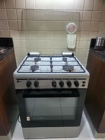 Free-standing gas cooker with oven - good working condition
