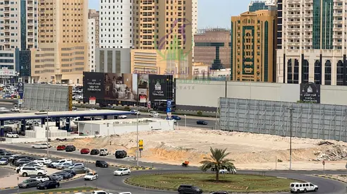 شقة غرفتين وصالة للإيجار السنوي في التعاون، بلكونة وخزائن حائط وحمامين وباركينج، موقع حيوي قريب من الخدمات، الإيجار 47,000 درهم على 4 أو 6 دفعات