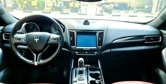 2017 Maserati LEVANTE photo 9